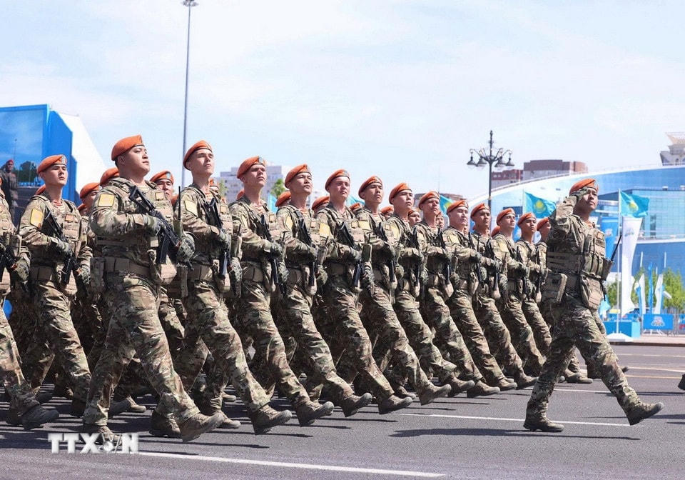 Các lực lượng vũ trang Kazakhstan duyệt binh tại buổi lễ. (Ảnh: TTXVN)