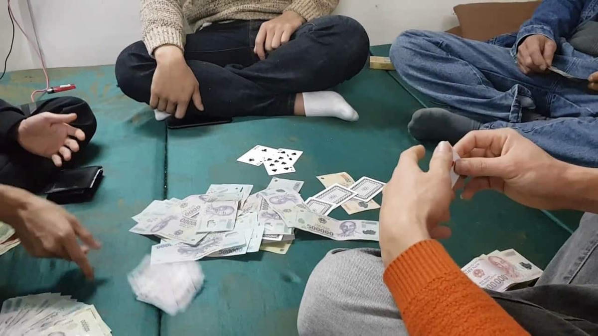 Ngày đầu trở lại làm việc sau kỳ nghỉ Tết, 4 cán bộ Chi cục dự trữ Nhà nước huyện Hà Trung đã tổ chức đánh liêng ăn tiền.