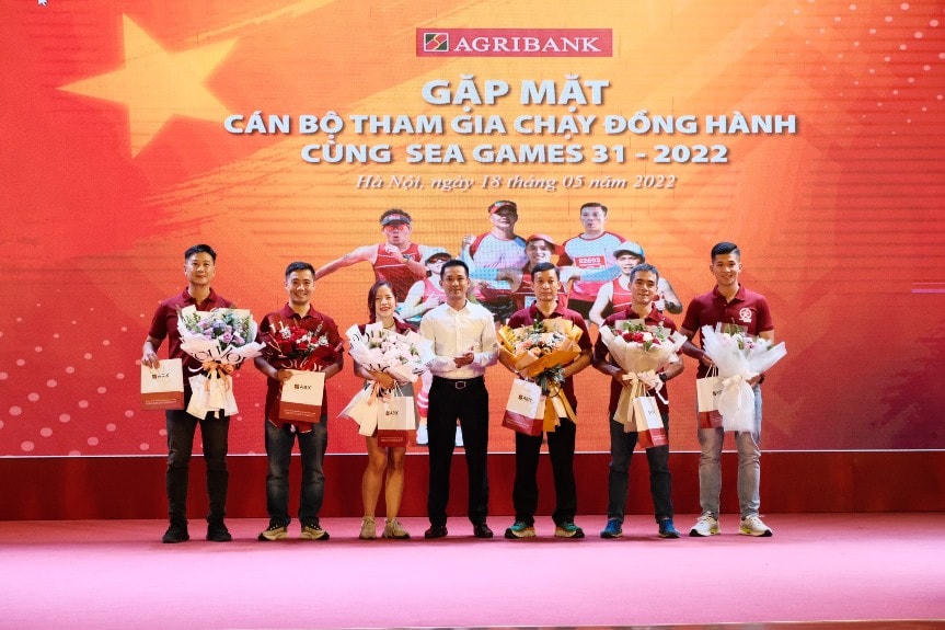 Đại diện Công ty Cổ phẩn Bảo hiểm Ngân hàng Nông nghiệp (ABIC) tặng quà cho các vận động viên.