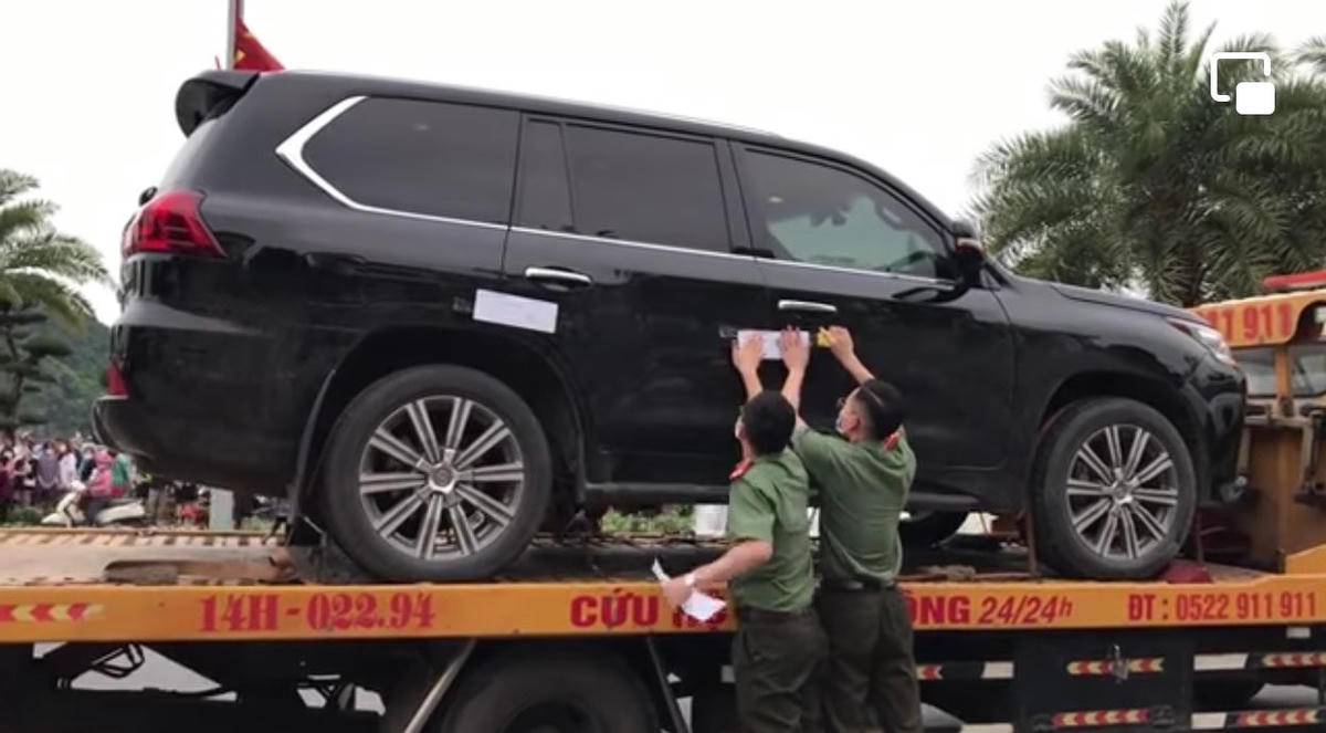 Lực lượng chức năng tiến hành dán niêm phong chiếc xe đắt giá.