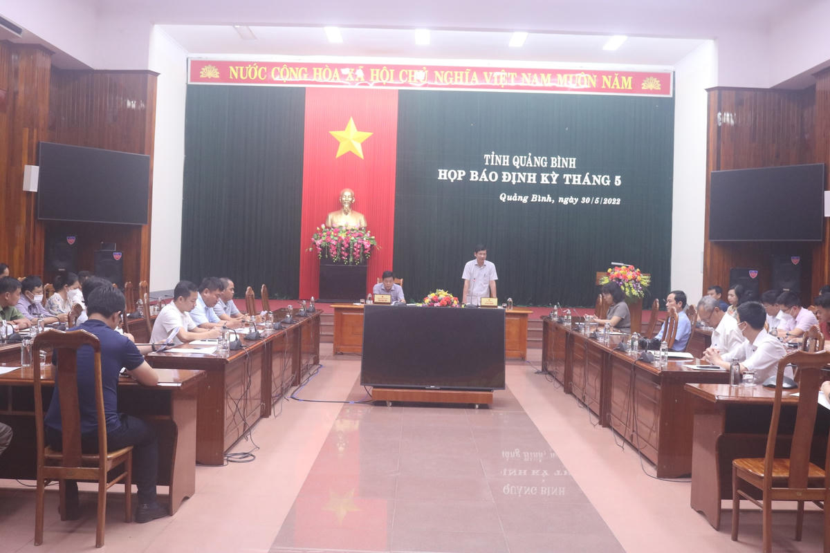Ông Hồ An Phong, Phó Chủ tịch UBND tỉnh Quảng Bình chủ trì buổi họp báo.