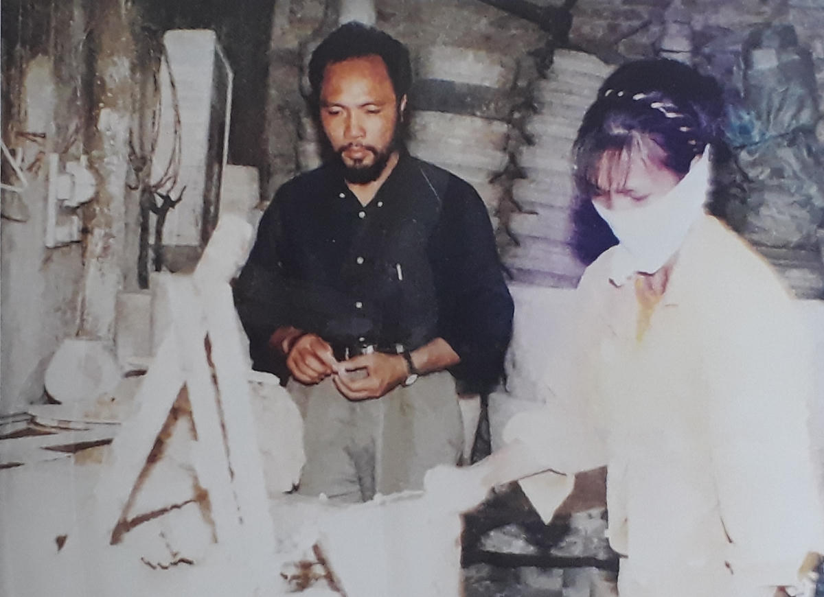 Anh Dũng trong một lần đi thực tế ở một lò gốm năm 1996.  