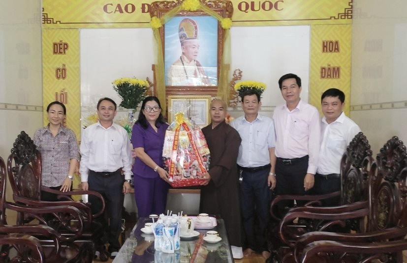 Bà Bố Thị Xuân Linh, Chủ tịch Ủy ban MTTQ Việt Nam tỉnh Bình Thuận cùng đoàn công tác, thăm chúc mừng chức sắc, cơ sở Phật giáo nhân dịp Lễ Vu lan năm 2023.