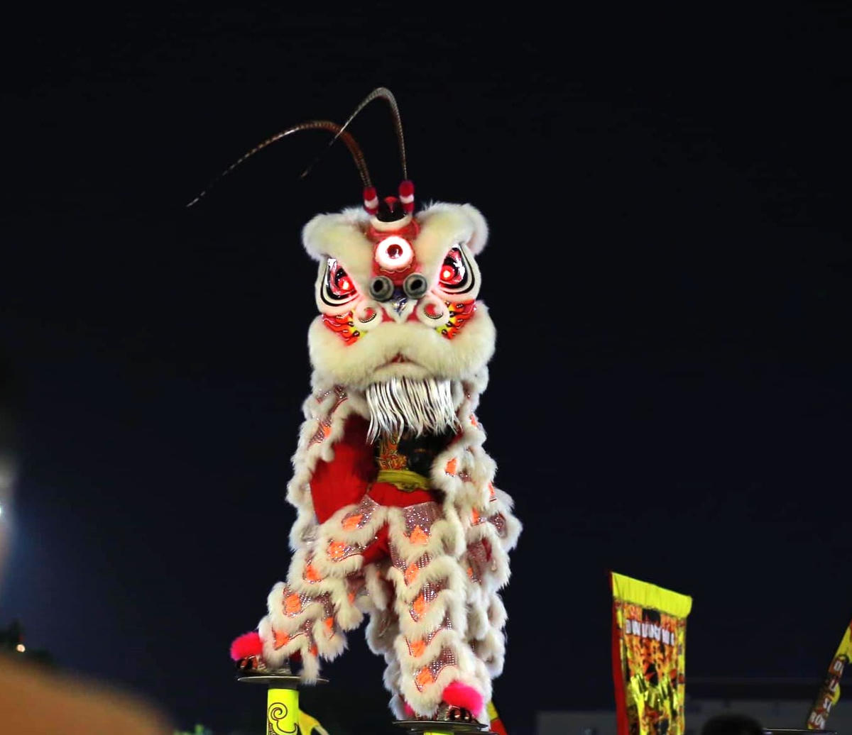 Biểu diễn múa lân sư tử.