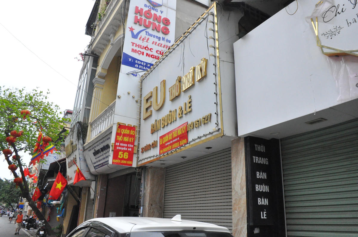 Ông Đặng Tuấn Tú, chủ của một mặt bằng cho thuê trên phố Hàng Đào cho biết: "Kể từ mùa dịch năm ngoái đến nay, mặt bằng cho thuê làm cửa hàng hầu như bất động. Khách hàng có nhiều sự lựa chọn hơn nên kiếm khách cũng khó. Đó là còn chưa kể vì mới dịch bệnh xong, kinh tế bị ảnh hưởng, người ta cũng ngại đầu tư mặt bằng mới, nhất là những nơi có giá thuê cao như trên phố cổ này". 