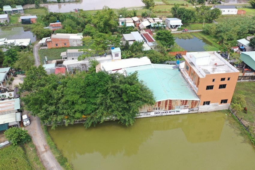 TAND huyện Đức Hòa có thông báo đến bị án Lê Tùng Vân, có mặt tại Tịnh Thật Bồng Lai nơi còn gọi là Thiền Am bên bờ vũ trụ để thực hiện giám định tình trạng bệnh. Ảnh: Huỳnh Du.