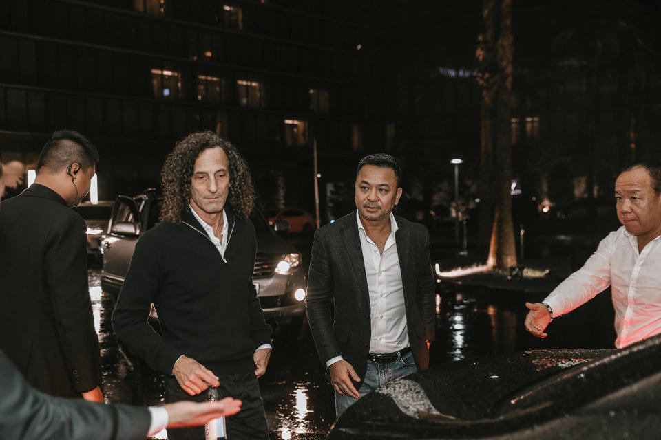 Kenny G rời Sân bay Nội Bài về chỗ ở. Ảnh: BTC cung cấp.