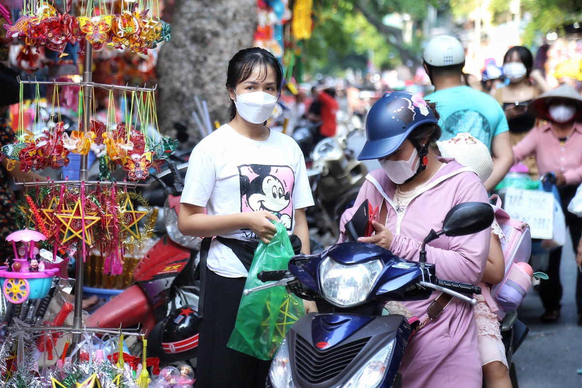 Phố Hàng Mã rực rỡ sắc màu Trung thu