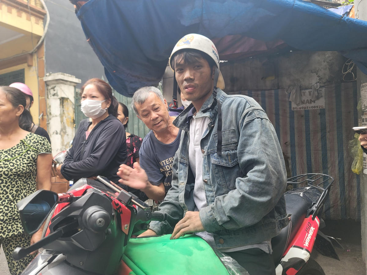 Anh Nguyễn Đăng Văn đã dũng cảm lao vào đám cháy cứu người gặp nạn. Ảnh: Quốc Thanh.
