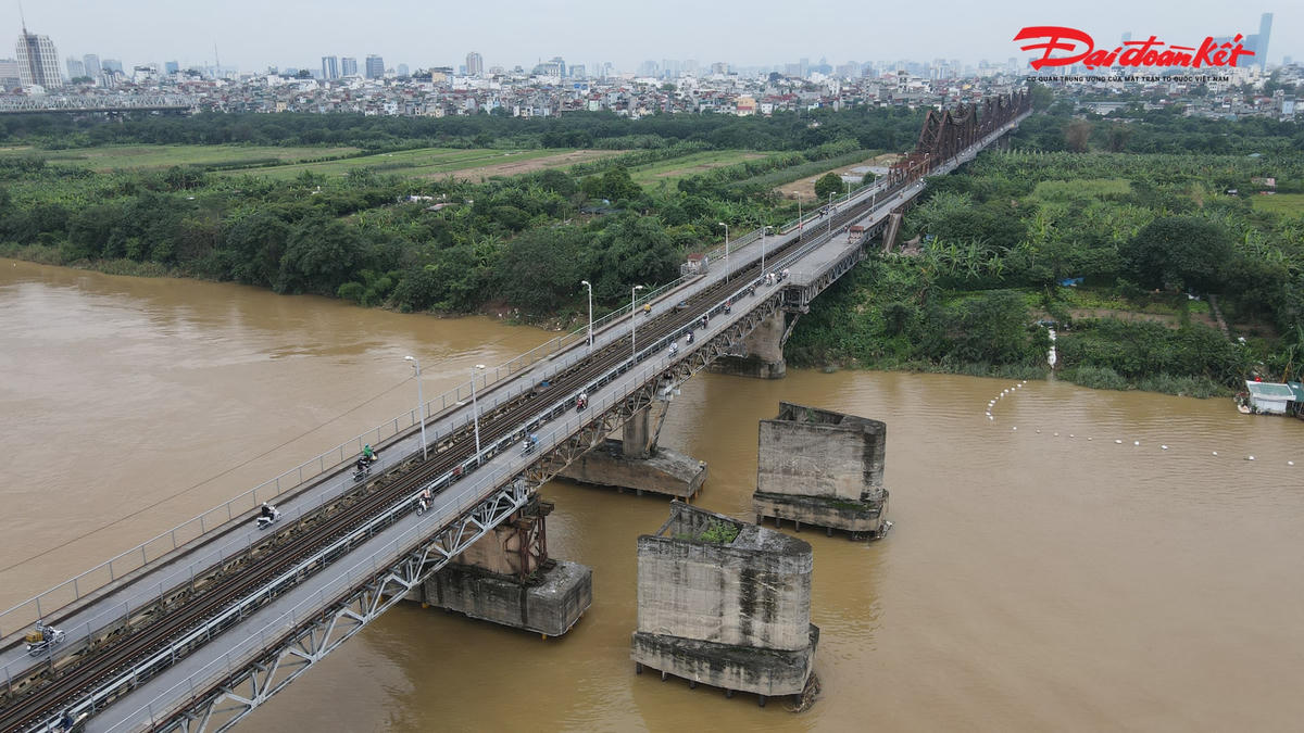 Theo đó, Bộ Giao thông Vận tải vừa yêu cầu Cục Đường sắt Việt Nam, Tổng công ty Đường sắt Việt Nam thực hiện ngay các biện pháp bảo đảm an toàn cầu Long Biên.