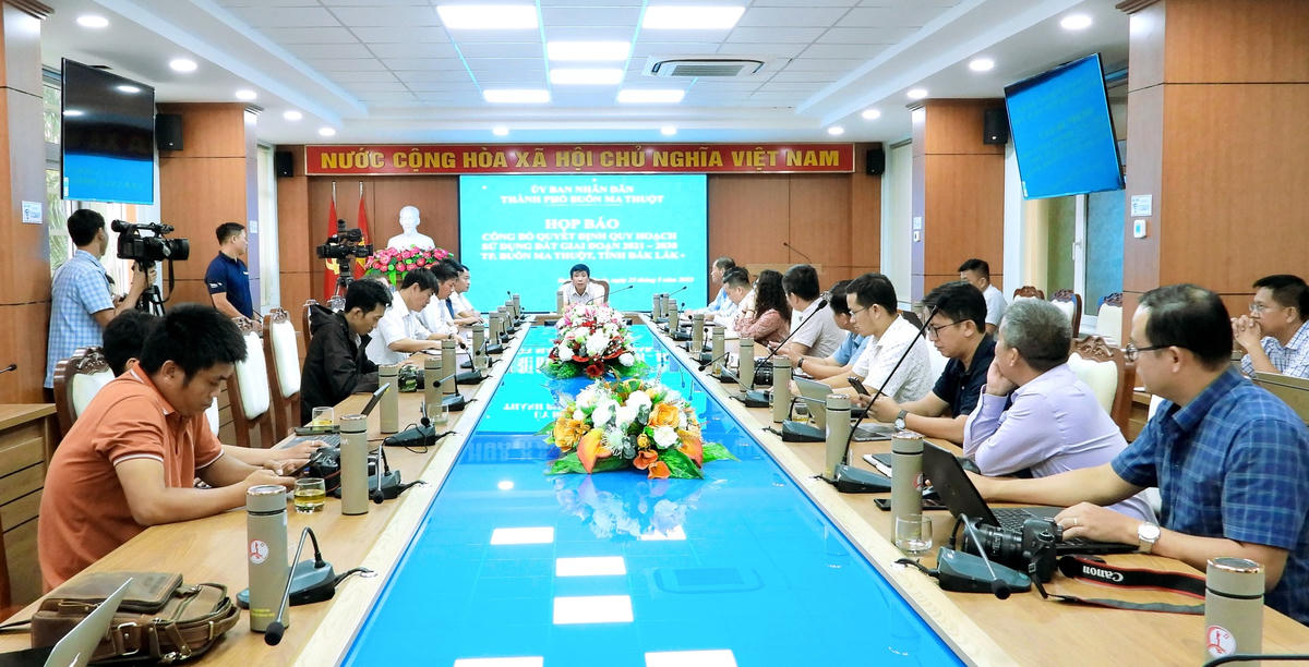 Toàn cảnh buổi họp báo.