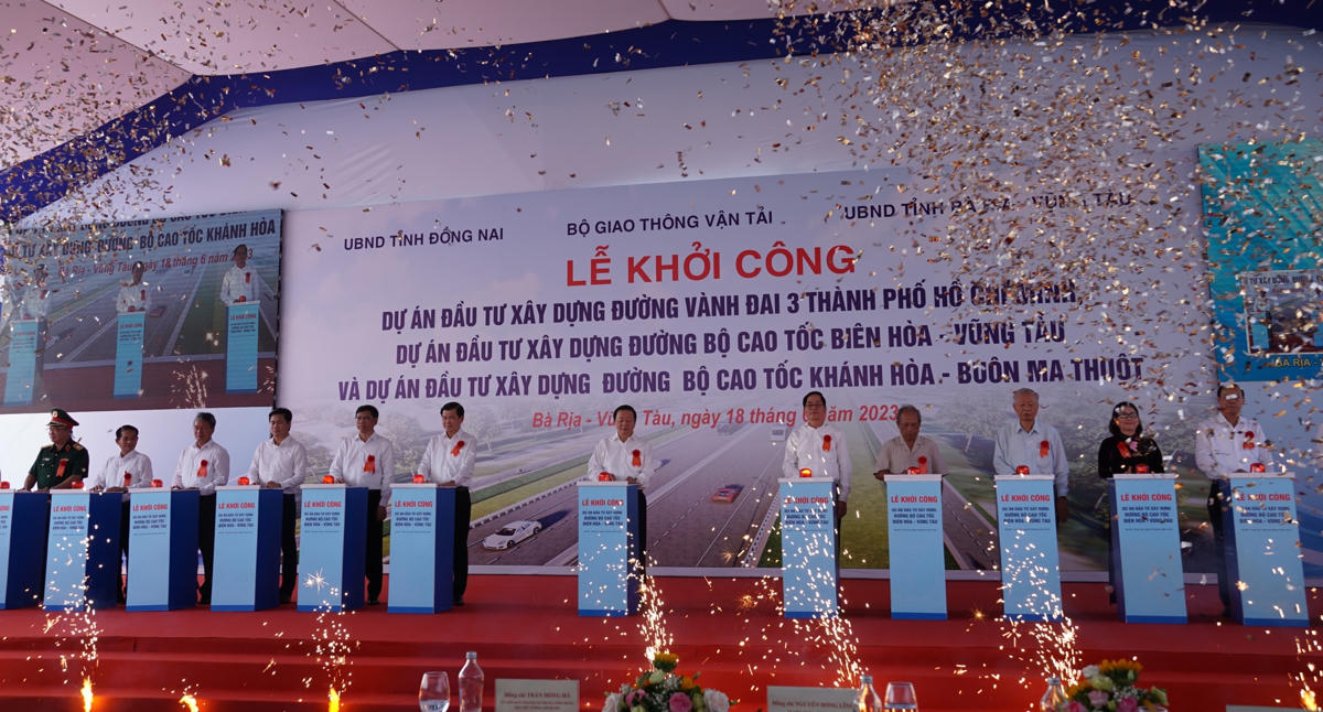 Các đại biểu bấm nút thực hiện phát lệnh khởi công dự án đường cao tốc Biên Hoà - Vũng Tàu. Ảnh: Mạnh Thìn.