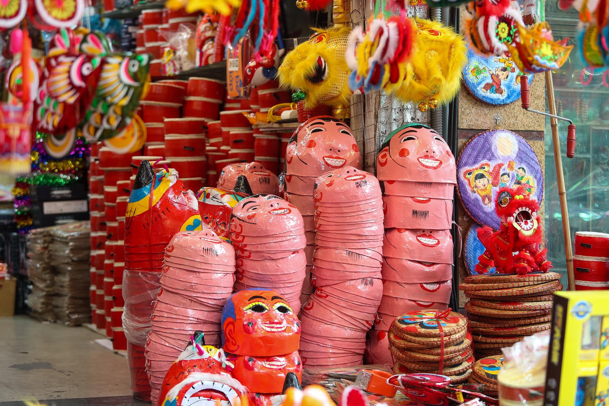 Mặt nạ giấy bồi in hình những con vật dễ thương, đầu sư tử vui nhộn, đèn ông sao rực rỡ, đèn kéo quân đủ loại to nhỏ và những chiếc đèn lồng các loại đẹp lung linh.