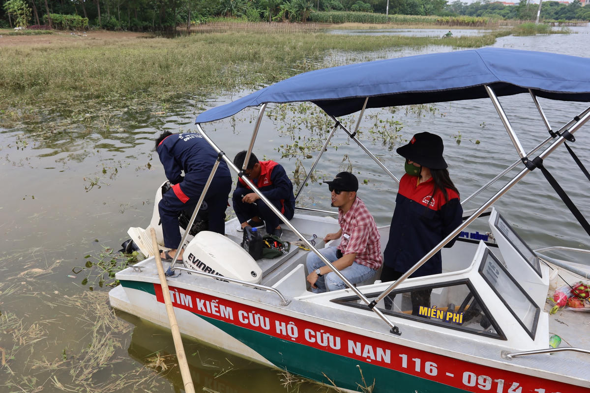 Trước khi công cuộc tìm kiếm của đội chính thức bắt đầu, ông Văn đã đích thân đến khu vực xã Vân Côn để khảo sát địa hình, đồng thời thu thập thêm thông tin từ gia đình Hải Như về vụ mất tích của cô gái trẻ, từ đó đưa ra hướng tìm kiếm phù hợp.