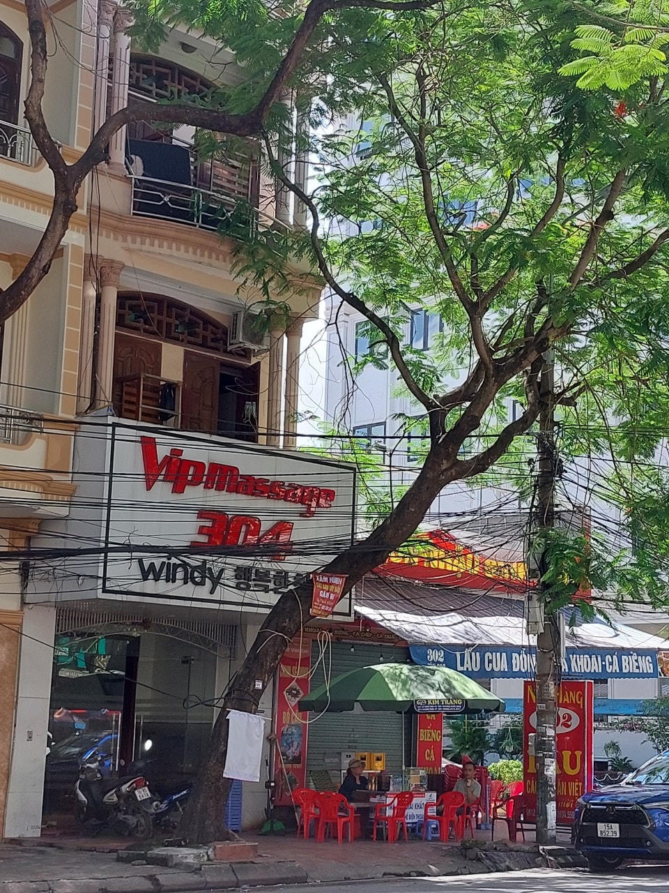 Cơ sở massage số 304 Văn Cao, nơi có hai nhân viên nữ đang kích dục cho khách nước ngoài. 