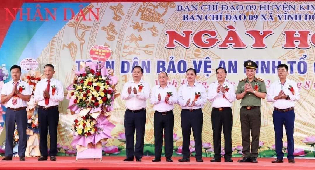 Lãnh đạo tỉnh Hoà Bình tặng hoa cho đại diện xã Vĩnh Đồng.