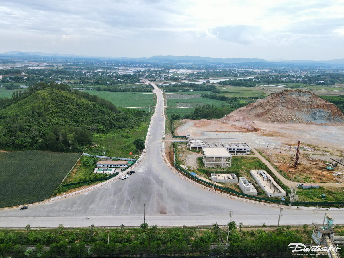 Dự án đường giao thông từ KCN Bỉm Sơn đến đường bộ ven biển đoạn Nga Sơn - Hoằng Hoá có chiều dài hơn 18km, tổng mức đầu tư hơn 1.000 tỷ đồng, được phê duyệt vào đầu năm 2021 do Ban quản lý dự án công trình giao thông tỉnh Thanh Hóa làm chủ đầu tư. Ảnh: Đình Minh