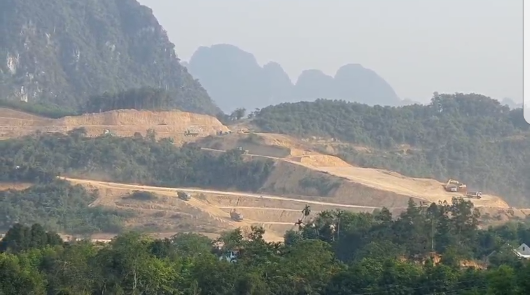 Ngày 4/5/2023 hoạt động thi công tại dự án vẫn diễn ra với nhiều thiết bị cơ giới dù trước đó UBND xã Tân Vinh đã lập biên bản và báo cáo UBND huyện Lương Sơn về những sai phạm của chủ đầu tư khi chưa đảm bảo hồ sơ pháp lý, chưa chuyển đổi mục đích sử dụng đất, chưa được cấp phép xây dựng,...