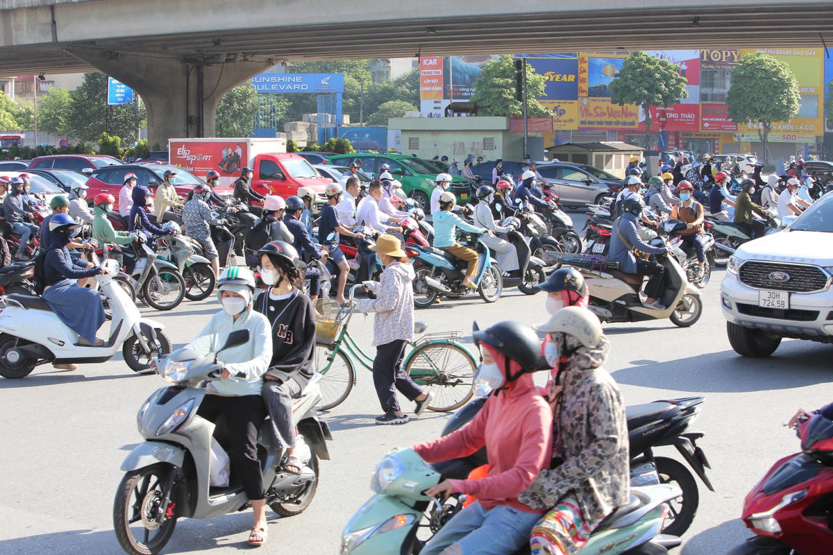 Xe máy, ô tô luồn lách đi ngược chiều vì rào chắn.