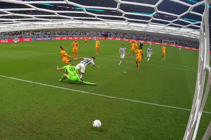 Nahuel Molina ghi bàn mở tỉ số sau đường chuyền thiên tài của Messi.