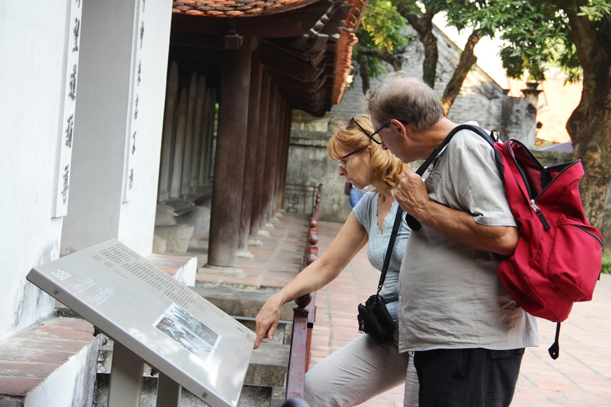 Du khách nước ngoài tham quan Văn Miếu - Quốc Tử Giám (Hà Nội). Ảnh: Quang Vinh.