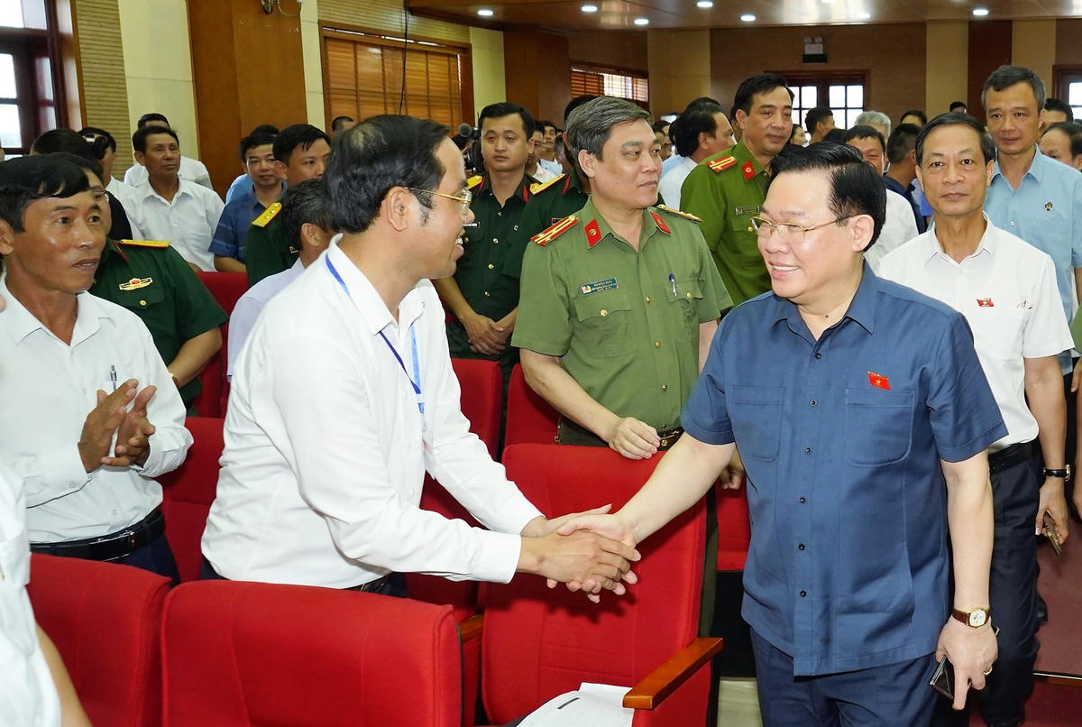 Chủ tịch Quốc hội Vương Đình Huệ cùng Đoàn ĐBQH TP Hải Phòng tiếp xúc cử tri.