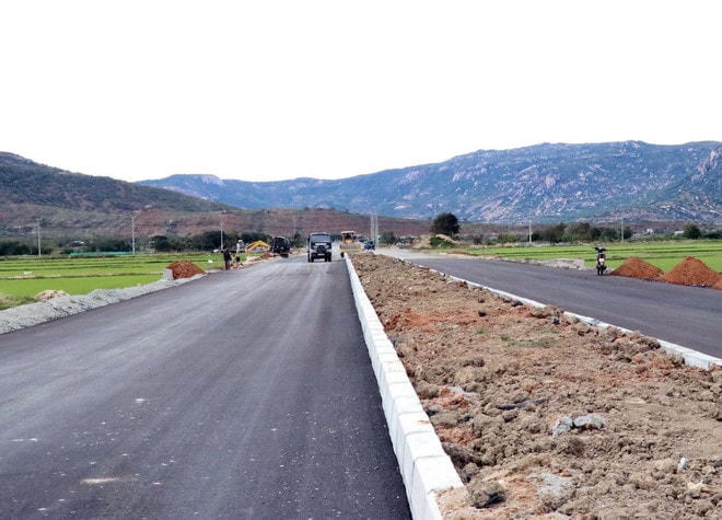 Các nhà thầu đang đẩy nhanh tiến độ thi công đường Tỉnh lộ 702 từ xã Bắc Sơn (huyện Thuận Bắc, tỉnh Ninh Thuận) nối với Quốc lộ 1A. (Ảnh: Công Thử/TTXVN) du-an-dau-tu-cong.jpg