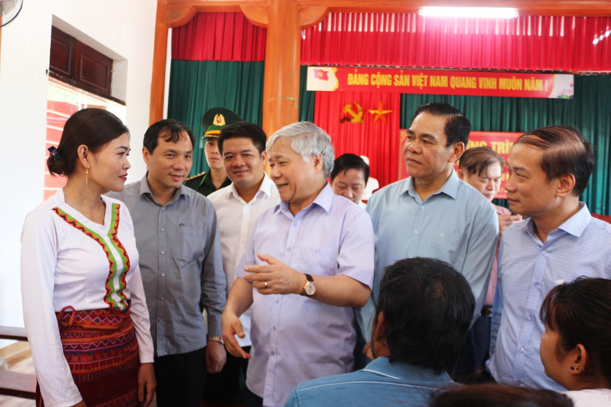 Chủ tịch Đỗ Văn Chiến trò chuyện với Trưởng bản Rào Tre Hồ Thị Kiên.