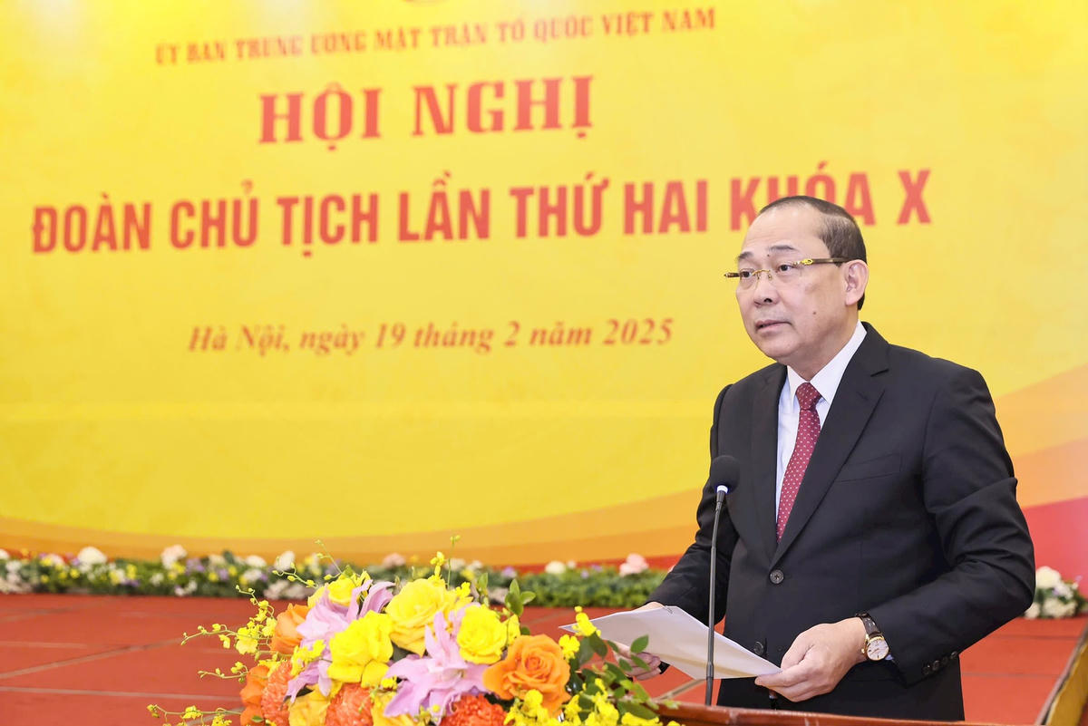 Phó Chủ tịch Hoàng Công Thủy trình bày Tờ trình xin ý kiến về Chương trình làm việc toàn khóa của Đoàn Chủ tịch và Ủy ban Trung ương Mặt trận Tổ quốc Việt Nam khóa X, nhiệm kỳ 2024-2029. Ảnh: Quang Vinh.