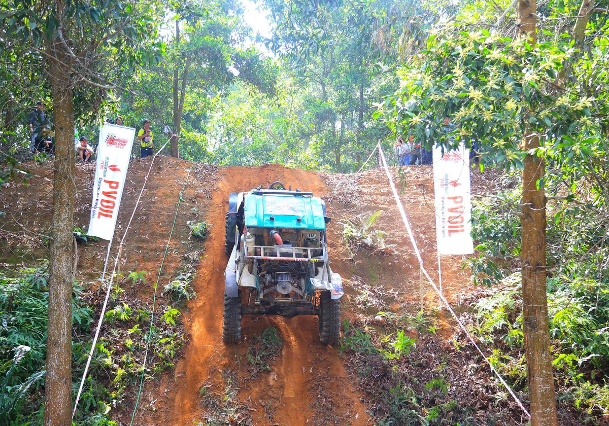 Cận cảnh đua xe ô tô địa hình mạo hiểm ở Hà Nội