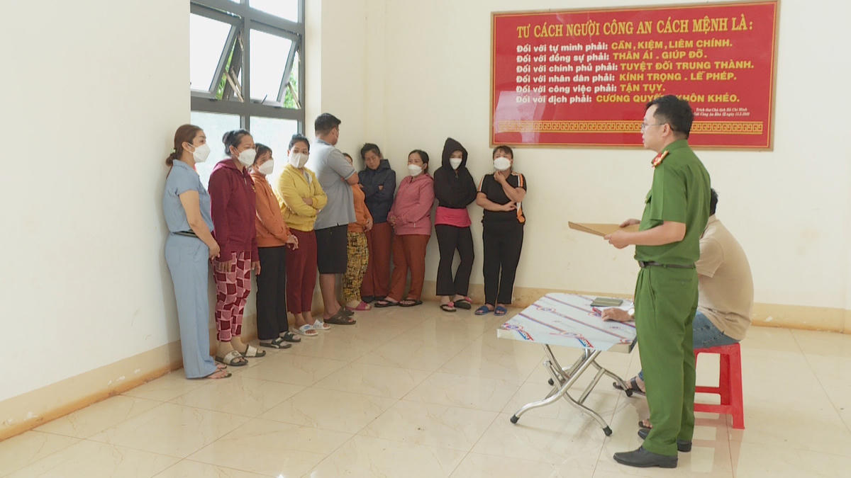 Lực lượng Công an đang lấy lời khai của các đối tượng.