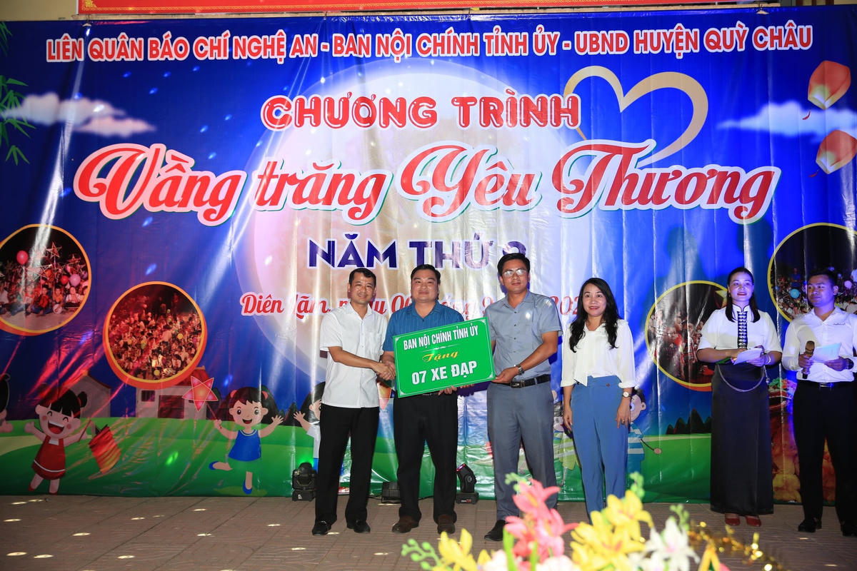 Đại diện Ban Nội chính Tỉnh ủy Nghệ An, Nhà tài trợ trao quà cho trẻ em nghèo tại chương trình "Vầng trăng yêu thương".