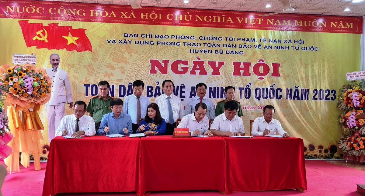 Đại diện các đơn vị trên địa bàn tỉnh Bình Phước đăng ký thi đua.