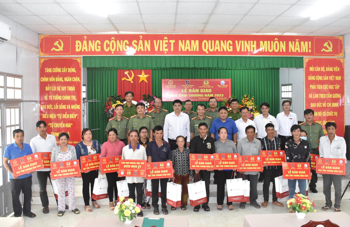 Cụm thi đua Khối An ninh Công an tỉnh, Ngân hàng Agribank Bạc Liêu và Công ty TNHH Xổ số kiến thiết Bạc Liêu tổ chức bàn giao 17 căn nhà tình thương cho hộ nghèo trên địa bàn xã Ninh Thạnh Lợi, huyện Hồng Dân.