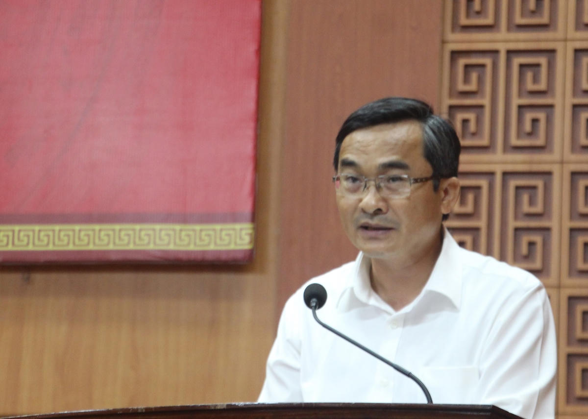 Ông Nguyễn Phi Hùng báo cáo tại buổi làm việc.