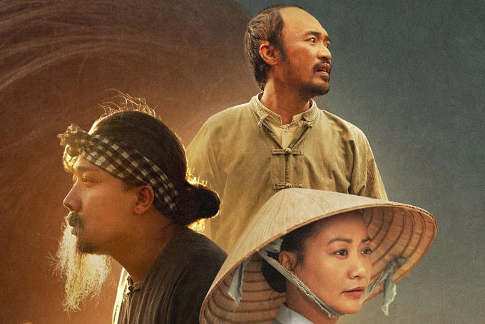 Trấn Thành (trái) trên poster phim "Đất rừng phương Nam" bên Hồng Ánh, Tiến Luật. Ảnh: Huyền Đỗ.