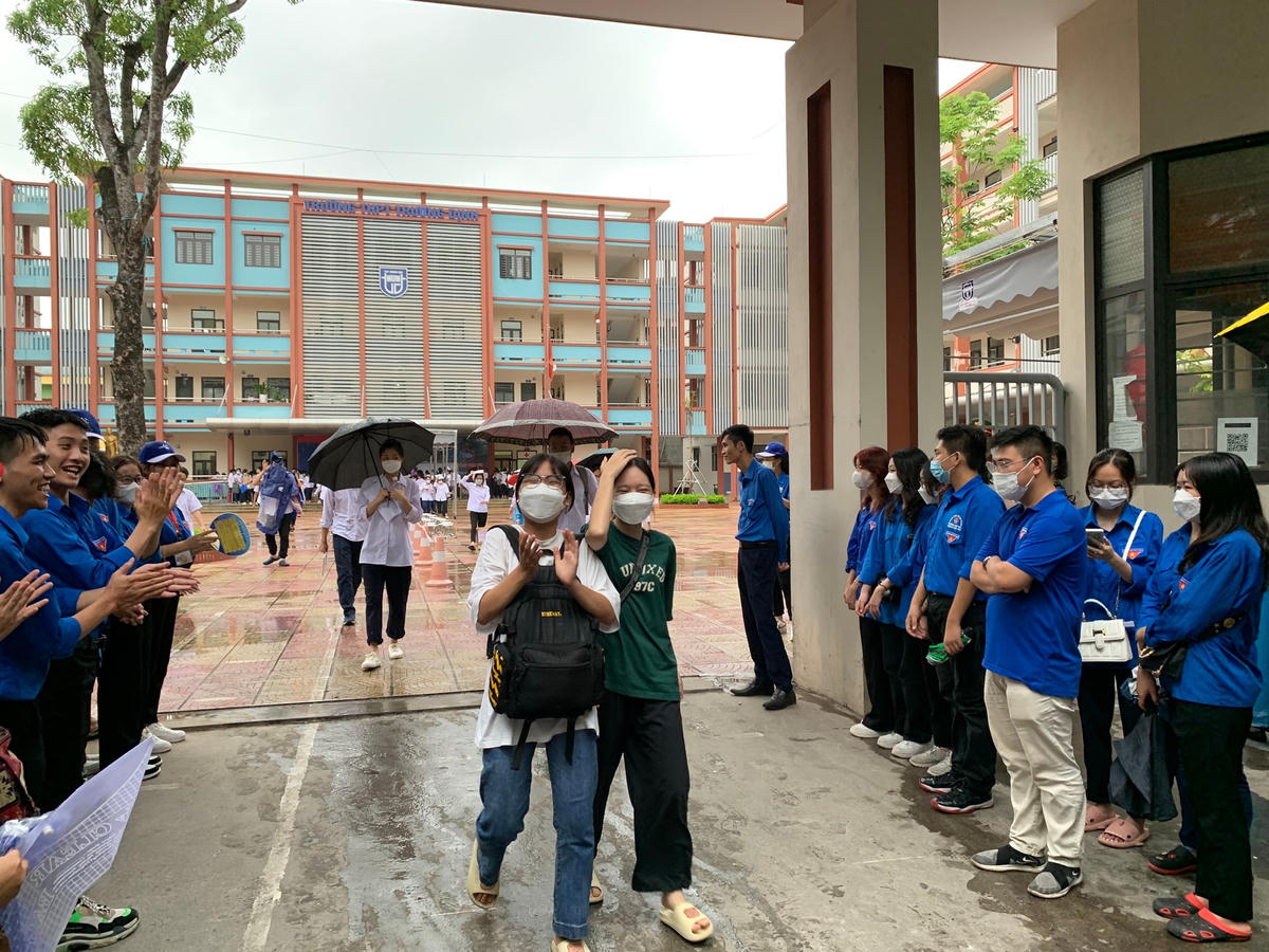 Trải qua 90 phút làm bài, các thí sinh vui vẻ khi hoàn thành ngày thi đầu tiên của Kỳ thi tốt nghiệp THPT 2022.