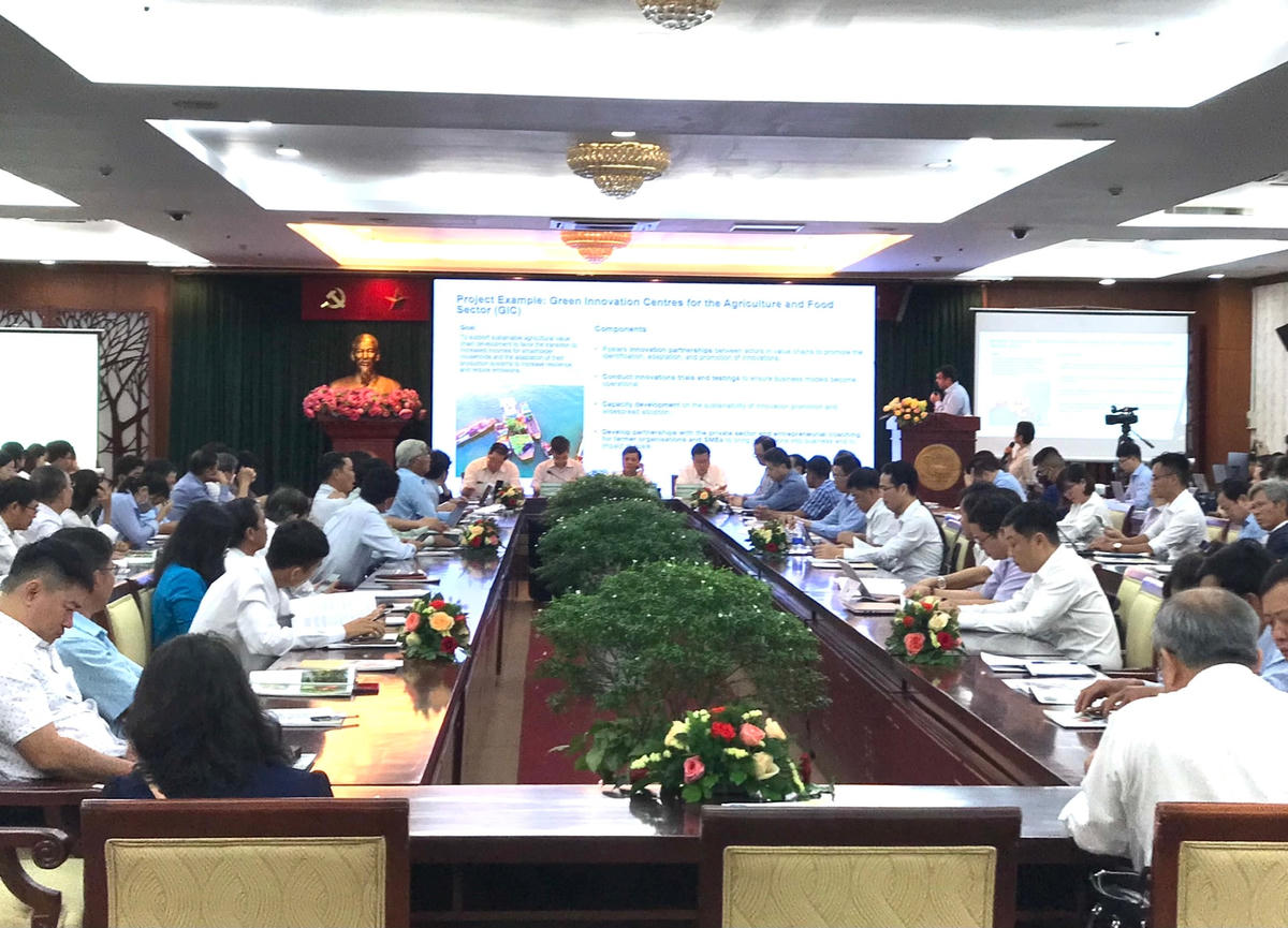 Quang cảnh diễn đàn.