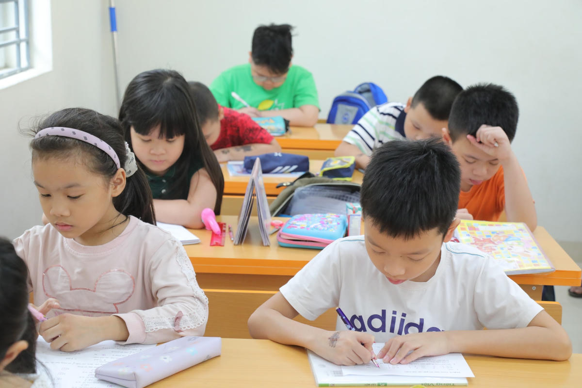 Áp lực học chính, học thêm đang đè nặng trên vai con trẻ.