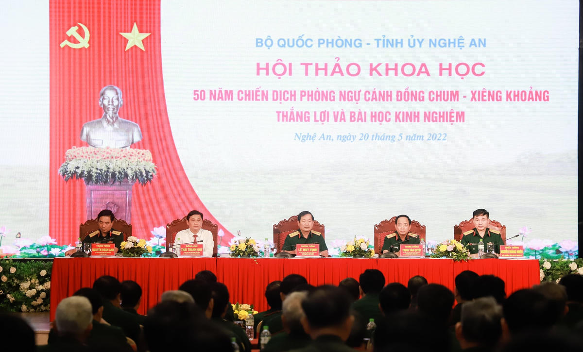 Đại diện lãnh đạo Bộ Quốc phòng, tỉnh Nghệ An chủ trì Hội thảo.