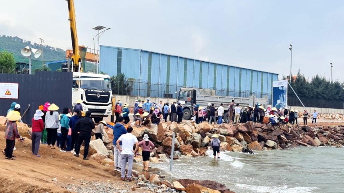 Theo UBND xã Hải Hà, trong ngày 30/10, có 138 học sinh phải nghỉ học để cùng phụ huynh tham gia phản đối thi công dự án.