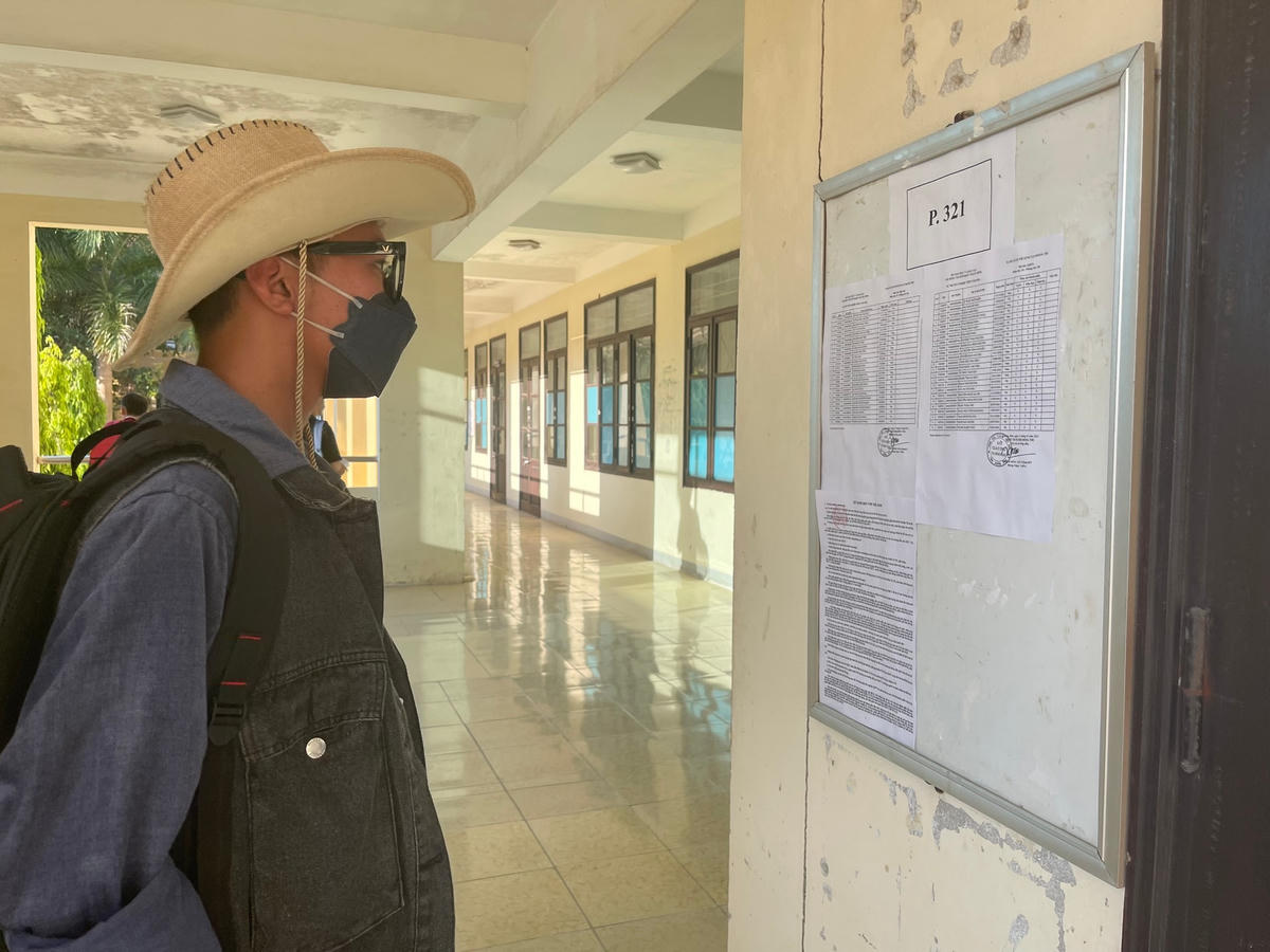 Thí sinh xem thông tin phòng thi và số báo danh vào chiều ngày 27/6 tại điểm thi Võ Nguyên Giáp, tỉnh Quảng Bình.