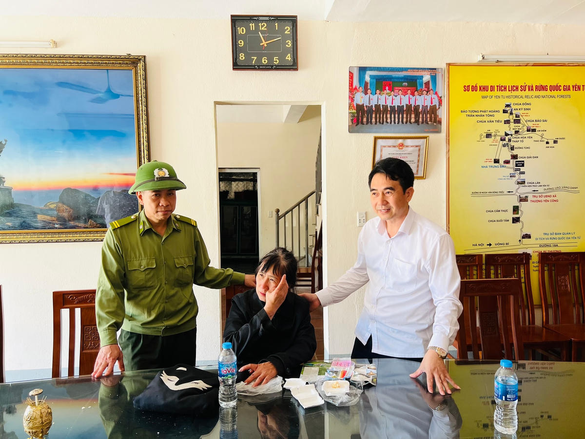 Bà Liên xúc động khi được các lực lượng chức năng tìm kiếm và cứu hộ thành công. Ảnh: Ban Quản lý di tích và Rừng Quốc gia Yên Tử.