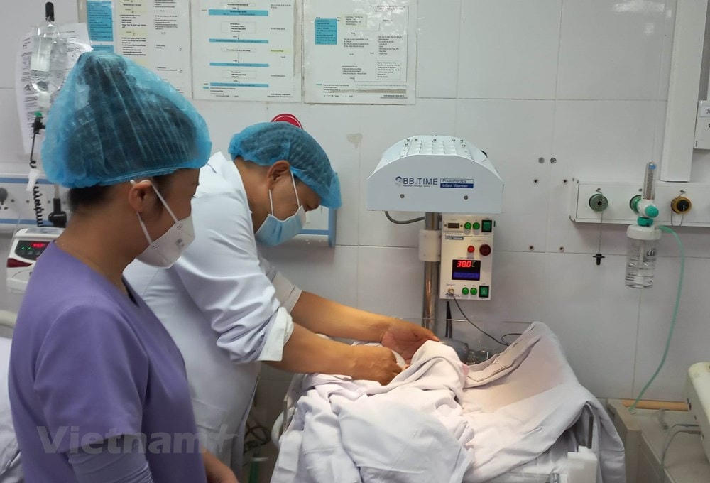 Em bé được chăm sóc sau sinh. (Ảnh: T.G/Vietnam+).