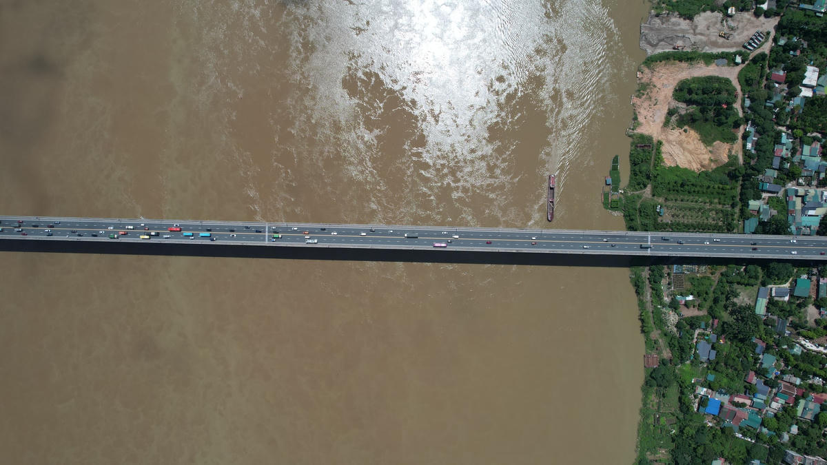 Việc thi công cầu Thăng Long do Xí nghiệp Liên hợp cầu Thăng Long đảm nhiệm (gồm bốn xí nghiệp cầu, một xí nghiệp cơ giới). Mô hình xí nghiệp liên hợp (gọi theo đúng nghĩa) là một điều đặc biệt mới mẻ với nghề xây dựng cầu lúc bấy giờ.