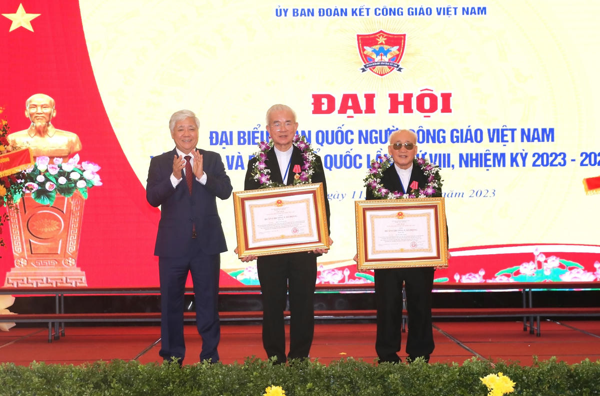 Thay mặt Lãnh đạo Đảng, Nhà nước, MTTQ Việt Nam, Bí thư Trung ương Đảng, Chủ tịch UBTƯ MTTQ Việt Nam Đỗ Văn Chiến trao Huân chương Lao động Hạng ba cho Linh mục Trần Xuân Mạnh và Linh mục Dương Phú Oanh. Ảnh: Tiến Đạt.