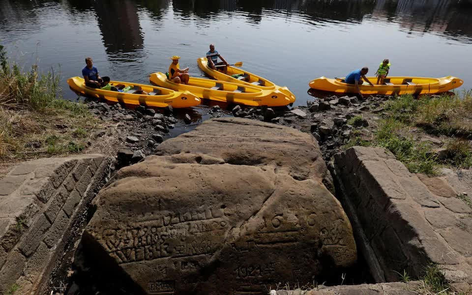 Hạn hán đã để lộ ra những tảng đá "đói" có niên đại từ năm 1616 dưới lòng sông Elbe ở Cộng hòa Séc, với thông điệp đáng sợ gửi tương lai. Những dòng chữ cổ đại trên cảnh báo về những cơn đói có quy mô lớn đáng sợ do hạn hán.