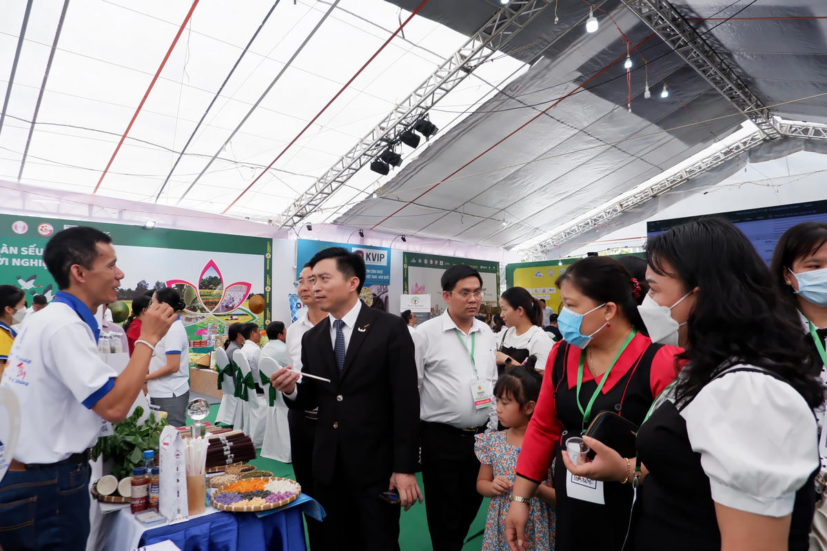 Chủ doanh nghiệp đang tư vấn, thông tin về thành phần, chất lượng sản phẩm do công ty sản xuất cho khách tham quan.