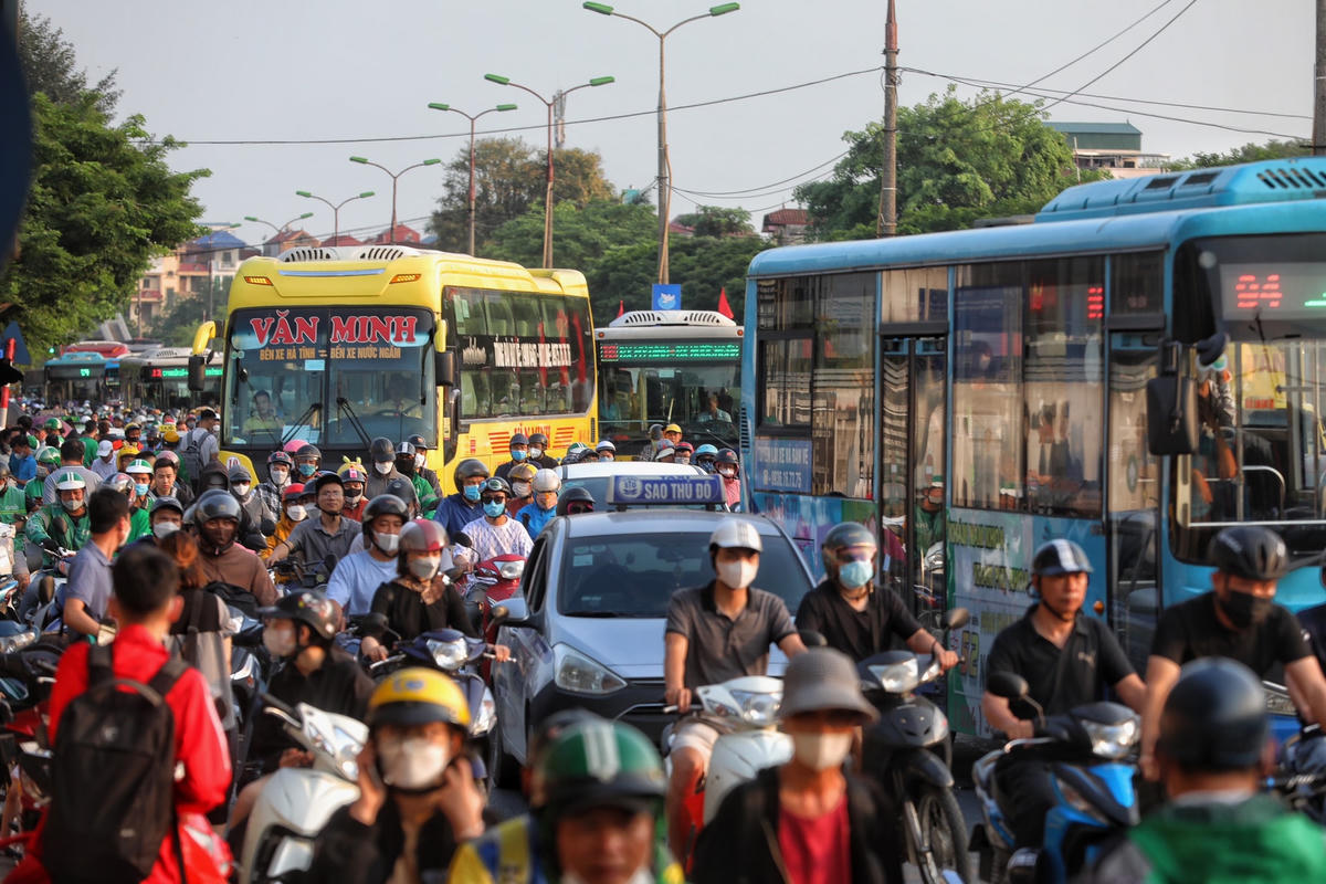 Ngày 3/5, tức là ngày cuối cùng trong kỳ nghỉ lễ 30-4 và 1-5 , người dân quay trở lại Hà Nội chuẩn bị cho ngày làm việc đầu tiên sau kỳ nghỉ lễ, một số tuyến đường bị ùn tắc cục bộ.