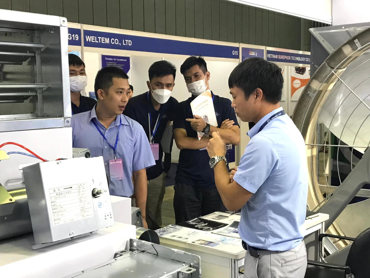 Khách tham quan, tìm kiếm cơ hội giao thương tại triển lãm.